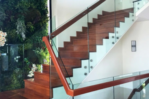 Với giá cầu thang kính cường lực và tay vịn bằng gỗ Căm Xe, không chỉ là sự an toàn mà còn là vẻ đẹp thanh lịch cho không gian nội thất của bạn.